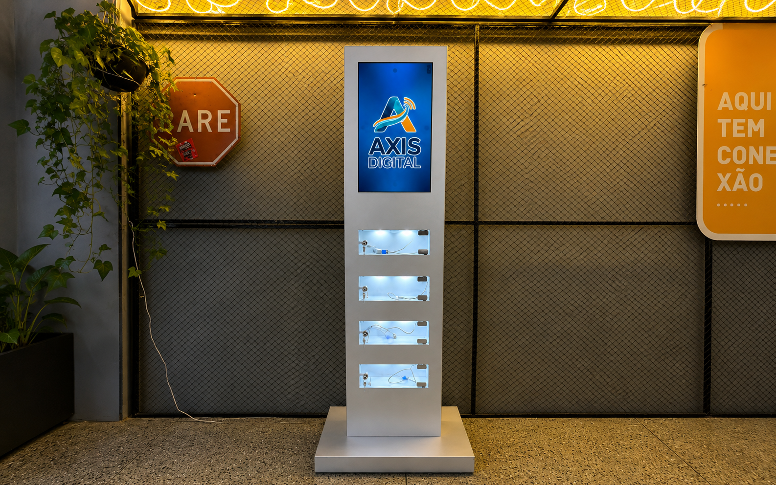 Totem Axis Digital instalado em ambiente urbano com grade industrial